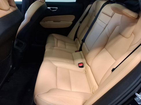 Used 2019 Volvo XC60 T5 Momentum w/ Premium Package image 20