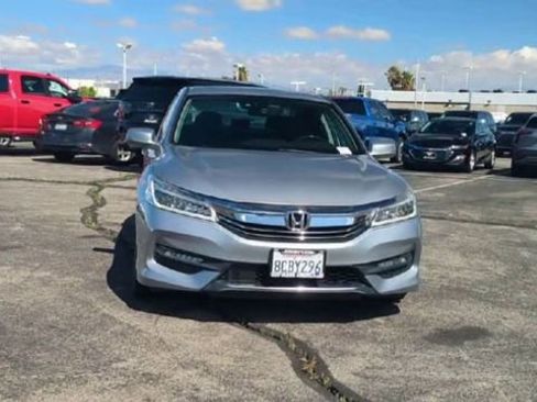 Used 2017 Honda Accord Touring image 3
