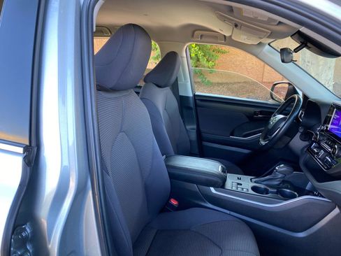 Used 2024 Toyota Highlander LE FWD image 43