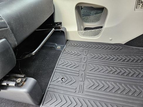 Used 2019 Dodge Grand Caravan SXT FWD image 32
