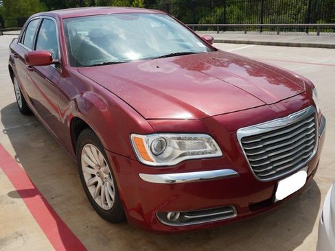 Used 2014 Chrysler 300 w/ Driver Convenience Group RWD image 2