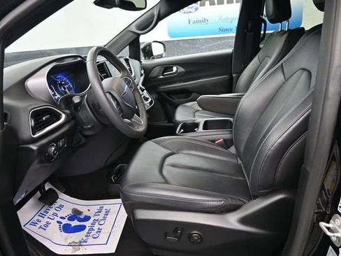 Used 2025 Chrysler Pacifica Select image 15