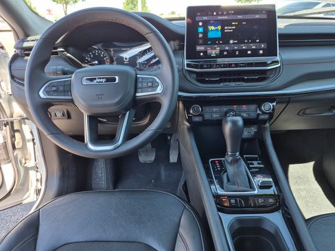 Used 2025 Jeep Compass Trailhawk AWD/4WD image 18