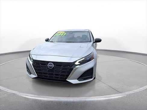 Used 2024 Nissan Altima 2.5 SV FWD image 3