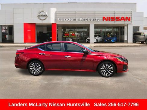 Used 2024 Nissan Altima 2.5 SV FWD image 2