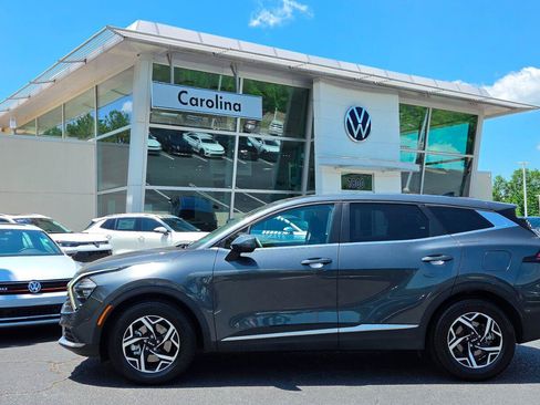 Used 2023 Kia Sportage LX FWD image 2