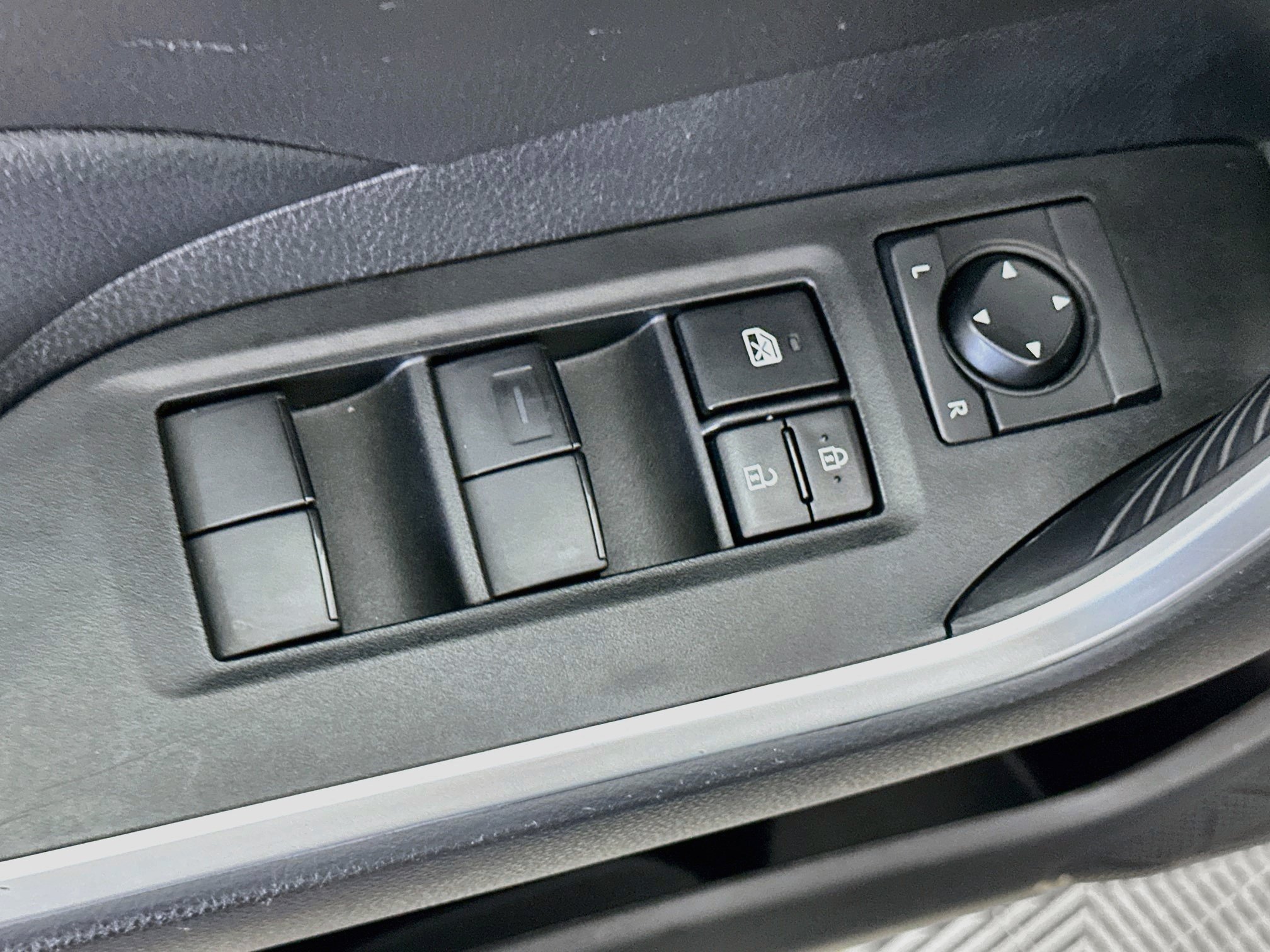 Used 2025 Toyota RAV4 LE AWD/4WD image 15