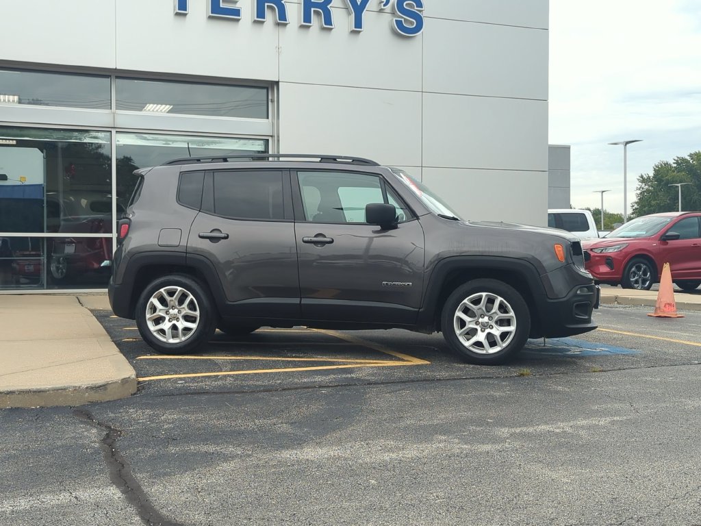 Used 2018 Jeep Renegade Latitude FWD image 2