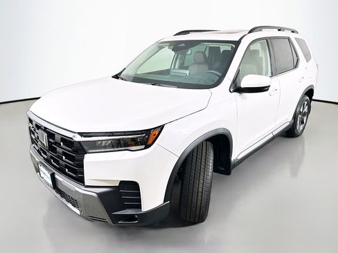 New 2026 Honda Pilot Touring image 3