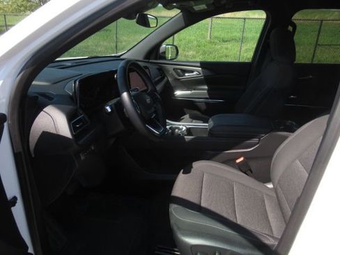 Used 2025 Chevrolet Traverse LT image 3