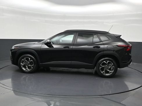 Used 2025 Chevrolet Trax LT FWD image 2