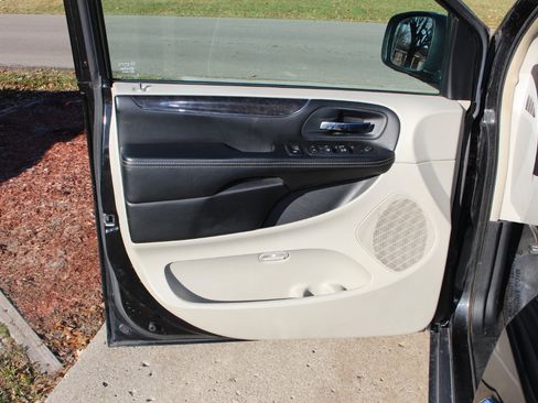 Used 2016 Chrysler Town & Country Touring w/ Driver Convenience Group image 11