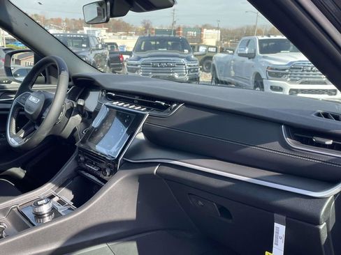 New 2025 Jeep Grand Cherokee Laredo image 14