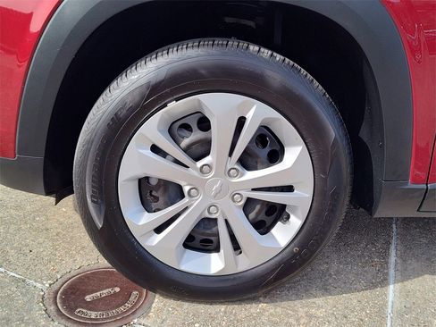 Used 2025 Chevrolet Trax LS image 17