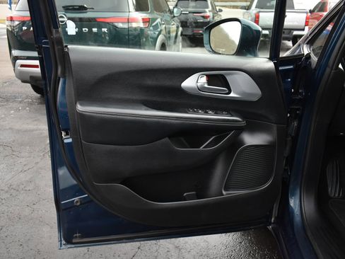 Used 2021 Chrysler Pacifica Touring w/ S Appearance Package image 11