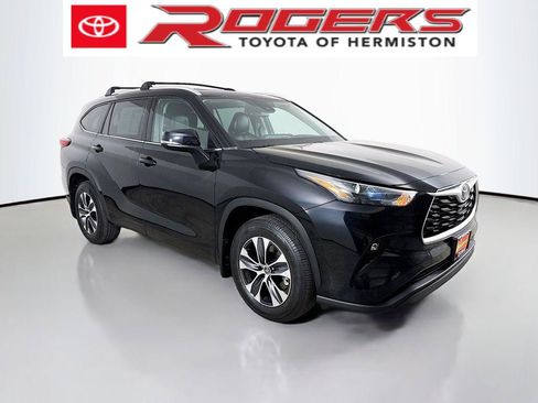 Used 2022 Toyota Highlander XLE AWD/4WD image 1