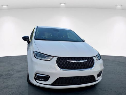 Used 2024 Chrysler Pacifica Touring-L FWD image 9