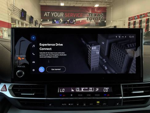 Used 2025 Toyota Sienna XLE FWD image 36