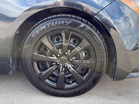 Used 2021 Toyota Corolla LE image 32