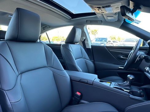 Certified 2025 Lexus ES 300h w/ Premium Package image 30