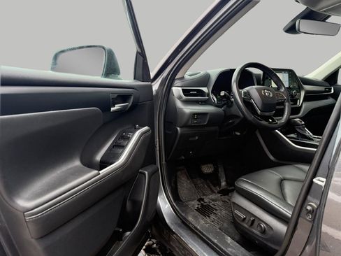 Used 2021 Toyota Highlander XLE image 19