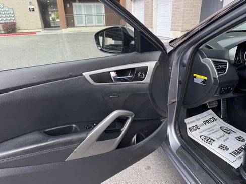 Used 2012 Hyundai Veloster w/ Style Pkg image 16