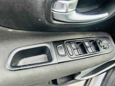 Used 2020 Jeep Renegade Latitude FWD image 12