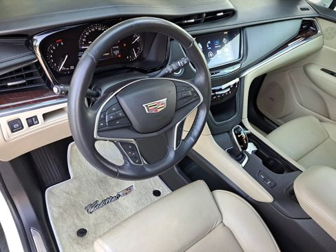 Used 2017 Cadillac XT5 Premium Luxury FWD image 10