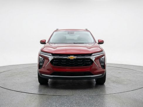 Used 2025 Chevrolet Trax LT FWD image 2