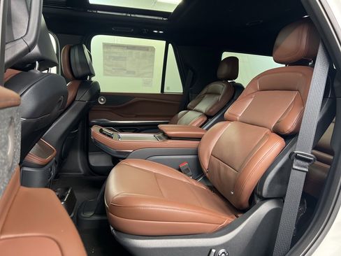Used 2025 Lincoln Navigator Reserve image 37