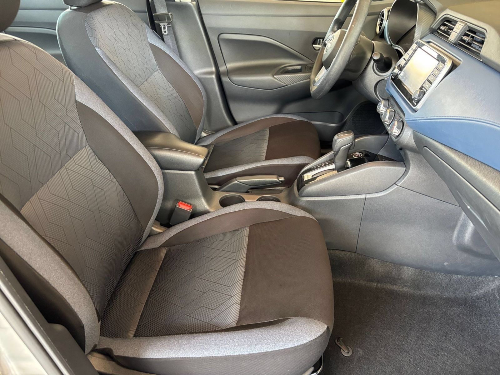Used 2025 Nissan Versa SV FWD image 33