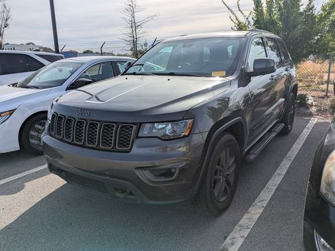 Used 2017 Jeep Grand Cherokee Laredo 75th Anniversary image 4