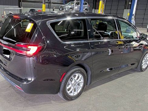 Used 2024 Chrysler Pacifica Touring-L image 8