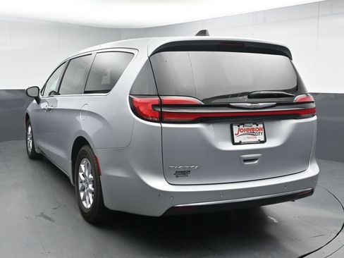 Used 2023 Chrysler Pacifica Touring-L FWD image 6