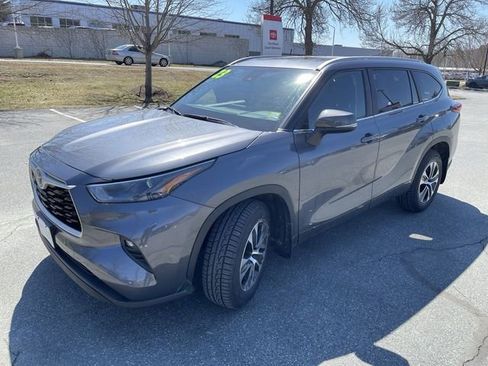 Used 2023 Toyota Highlander XLE AWD/4WD image 11