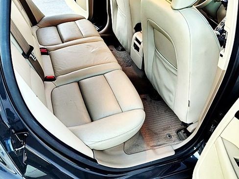 Used 2010 Volvo V70 image 18