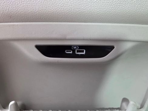 Used 2021 Chrysler Pacifica Touring-L FWD image 31