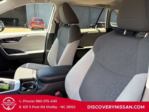 Used 2020 Toyota RAV4 XLE w/ Convenience Package FWD image 16