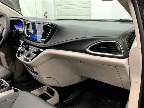 Used 2024 Chrysler Pacifica Touring-L image 19