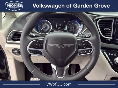 Used 2024 Chrysler Pacifica Touring-L FWD image 16
