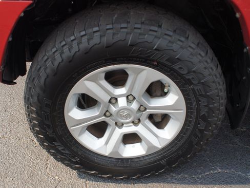 Used 2020 Toyota 4Runner SR5 AWD/4WD image 24