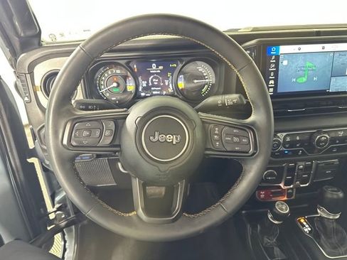 Used 2024 Jeep Wrangler Unlimited image 14