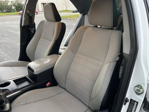 Used 2017 Toyota Camry SE image 25