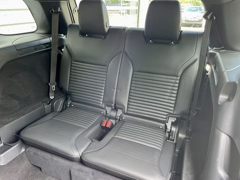 Certified 2025 Land Rover Discovery S AWD/4WD image 32