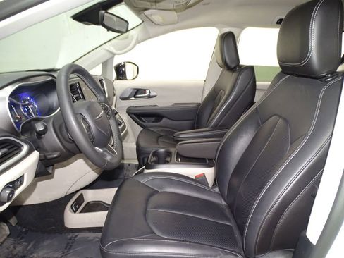 Used 2024 Chrysler Pacifica Touring-L image 7