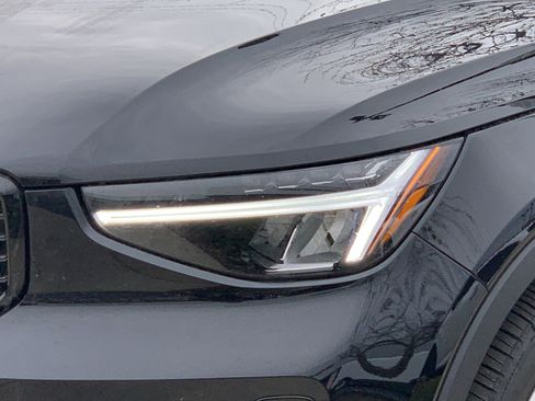 Used 2025 Volvo XC40 B5 Plus image 6