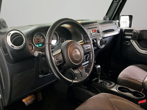 Used 2014 Jeep Wrangler Unlimited Sahara AWD/4WD image 15