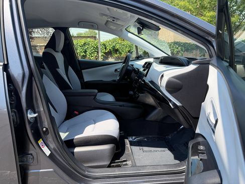 Used 2022 Toyota Prius LE FWD image 28
