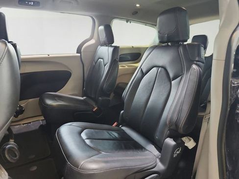 Used 2017 Chrysler Pacifica Touring-L FWD image 21
