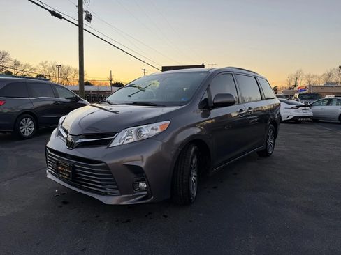 Used 2019 Toyota Sienna XLE image 7